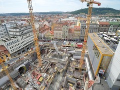 Stavba podzemnch podla budovy Quadrio, vlevo patrn tubus eskaltor stanice metra