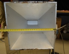 Obr. 5: Plocha MW apertury, stnic zstna pro laboratorn ohev a testovac pstroj MLT 4 pro vyhledvn MW pol [6]