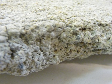 Obr. 2: Struktura cementov mazaniny zhotoven ze zvlhl smsi