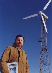 Obr. 20 Pan Karel Bubenk u sv vtrn elektrrny s vkonem 37 kW ve Zvnovicch nedaleko an (foto B. Ko)