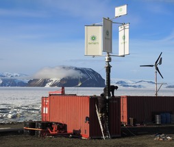 Obr. 28 Na pelomu r. 2015/16 byla v Antarktid na esk zkladn ovovna i vtrn elektrrna SIMETI; na snmku je patrn porovnn jej velikosti s dal malou vtrnou elektrrnou klasick koncepce AERPLAST. (foto Pavel Kapler, Masarykova Univerzita)