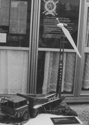 Obr. 36 Model mobiln vtrn elektrrny na podvozku Tatra 815 na stnku tehdej eskoslovensk lidov armdy pi strojrenskm veletrhu v arelu BVV na podzim roku 1992. Pi transportu byl stor spolen s rotorem zajitnm v doln vrati sklopen smrem dopedu (foto B. Ko)