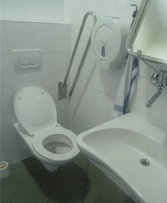 Obr. 2 – sklopn madla na upraven toalet nelze vyut, vzhledem k jejich zablokovn jinmi, nevhodn umstnmi doplky vybaven kabiny.