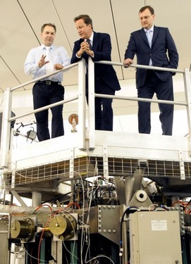 Obr. 7. Britsk premir David Cameron (uprosted) spolen s tehdejm pedsedou vldy R Petrem Neasem (napravo) navtvili tokamak COMPASS stavu fyziky plazmatu AV R. Doprovz je souasn editel FP Radomr Pnek.