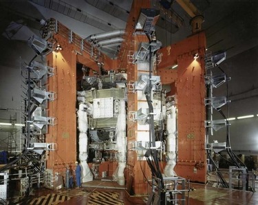Obr. 1. Evropsk fzn reaktor JET (Joint European Torus) byl sputn v roce 1984 v britskm Culhamu. Je v souasnosti nejvtm fznm zazenm na svt.