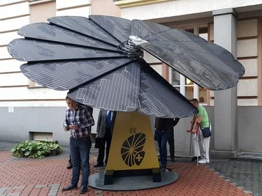 Na konferenci byla vystavena tak solrn elektrrna Smartflower.  Poas na konci jna vak vrob pli neplo.