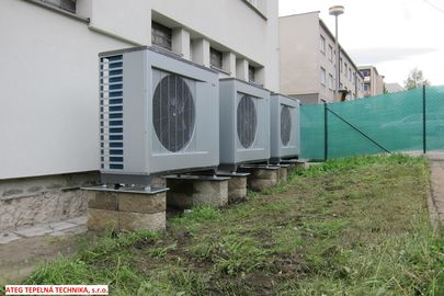 Kaskdovit propojen t tepelnch erpadel systmu vzduch-voda NIBE F2300 (vedle panelovho domu v Dobrovici)