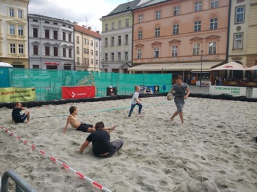 Autor: Sek, Olomouc - Ploty mohou bt i doasn, jako teba na letnm utkn beach rugby v Olomouci. Na fotce ji chill-out po akci.