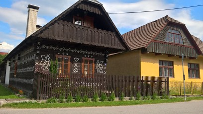 Autor: Katka - Devn plot ped domem v imanech (na Slovensku) s vzdobou typickou pro tuto obec