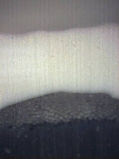 Obr. . 17: Detailn snmek kryt sti zkuebnho vzorku – zachyceno v pnm ezu