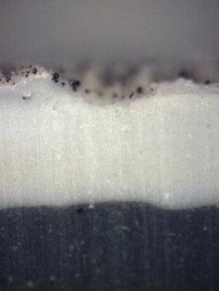 Obr. . 18: Detailn snmek nekryt sti zkuebnho vzorku – zachyceno v pnm ezu. Na snmku jsou patrn znmky degradace materilu.
