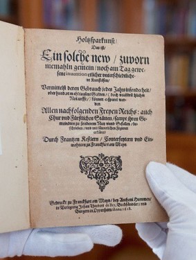 Obr.1 Nejstar exempl v odborn knihovn tepeln techniky Buderusu m nzev „Umn spory deva“ a pochz z roku 1618