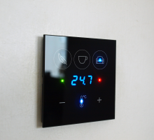 Luxusn dotykov termostat sLCD displejem S-touch 
vproveden „design free“
