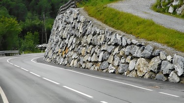 Obrzek 1: Pohled na oprnou stnu sloenou z velkch balvan (Rakousko)
