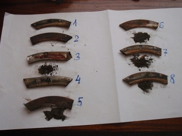 Obr. 7 Osm vyezanch segment z kotlovho vmnku a korozn produkty vetn vodnho kamene, kter z nich byly vysypny
