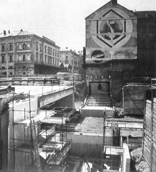 Obr. 10 – Vstavba stanice Nmst Republiky [9]. Fig. 10 – Construction of the Nmst Republiky station [9]