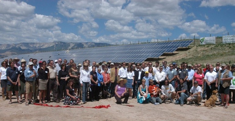 Komunitně vlastněná solární elektrárna o výkonu 858 kW na letišti Garfield County ve státě Colorado.