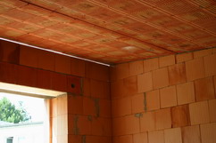 Keramick stropn panely nad 2. NP jsou uloeny ve spdu a tvo nosnou konstrukci stechy. Heluz dm pro budoucnost