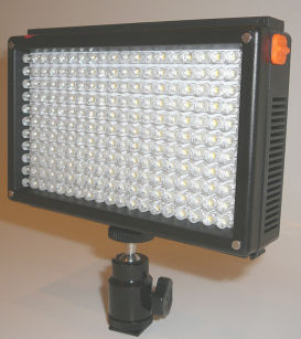 Reflektor pro videokameru sloen ze samostatn zapouzdench LED