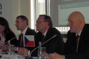 Tisková konference k otevření vývojového a prototypového centra (zleva Klaus Helmrich, Eduard Palíšek, Vladimír Kulla)