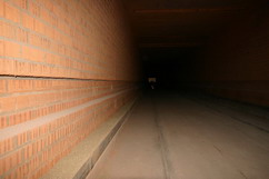 Pohled na bon stnu tunelov pece v mst u vjezdu. Vlevo dole tsnic pskov lab, kter probh po cel dlce tunelov pece.