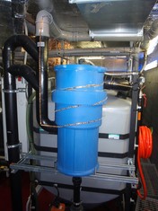 Obr. 4 Filtr na hrubé nečistoty (modrý), za ním tanky na čištění šedé vody
