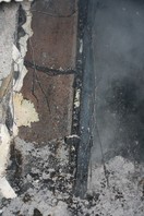 Pohled do dutiny stny po 120 minutch poru – vysypan celulza je stle plamenem netknut
