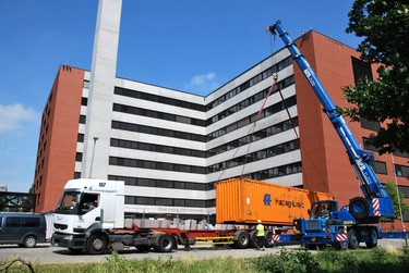 Poslední kontejner opouští staveniště před Novou budovou ČVUT