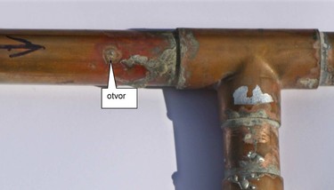 Obr. 5 Popálený povrch potrubí v místě poruchy (pohled na vnější povrch)