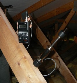 Obrázek 1.: Stanovení vlhkosti dřeva předmětné konstrukce přístrojem Hygrotest 6500 se zarážecí sondou.