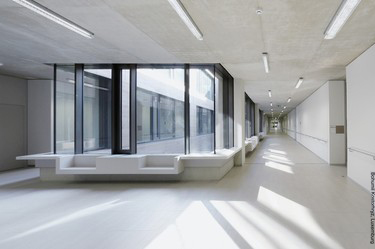 Obr. 01: Vnitřní prostory lucemburské školy European School II charakterizuje množství denního světla, jemné světlé barvy a čisté struktury.