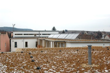 /14/ Zelené střechy zachytávající dešťovou vodu, na střechách solární trubkové termické kolektory Viessmann Vitosol 300 T pro přípravu teplé vody