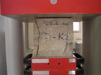 Obrzek 2.: Krychle 7D-K2 po zkouce pevnosti v tlaku betonu