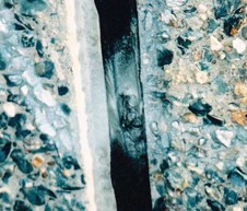 Obr. 5: Strnut povrchovho tmelu ve svisl spe ttov stny. Zdroj: Foto autor