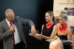 Foto 3 – Zleva: moderátor tiskové konference Jan Kovařík losuje ceny od partnerů pro zúčastněné
