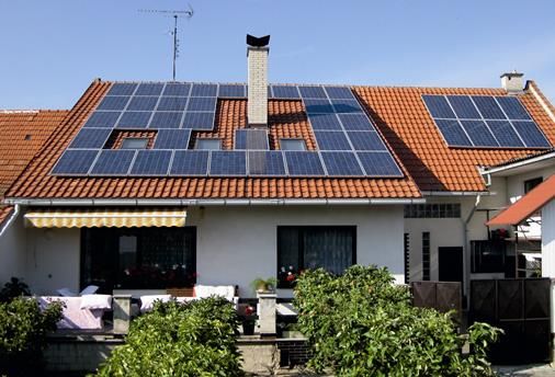 Obr. 2 Fotovoltaická elektrárna na střeše rodinného domu, kde její 100% využití optimalizuje systém Foxtrot