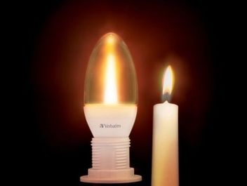 Obrázek: Porovnání „plamene“ LED „svíčky“ se skutečnou svíčkou – obrázek [Verbatim]