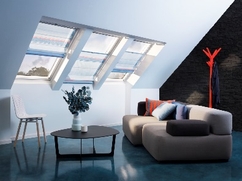 S Barevnou kolekcí Scholten & Baijings společnost VELUX zároveň představuje i svou novou produktovou kategorii: Římské rolety na střešní okna.