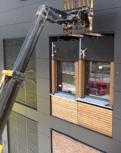 Obr. 5 Dlouhodobé testování. b) osazovaní prefabrikovaných panelů LOP na bázi dřeva do experimentální fasády UCEEB