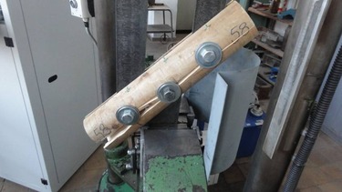 Obr. 4: Porušený vzorek spoje zesíleného vruty v tahu pod úhlem 45° testovaný v TZÚS Ostrava