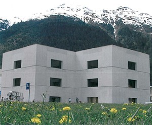 Obr. 3: Pohled na bl monolitick izolan beton pouit na budov novho centra vcarskho nrodnho parku v Zernezu (zdroj Liapor GmbH vcarsko)