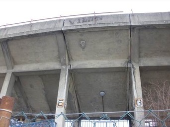 Obr. 9: Fotbalový stadion, dilatace tribuny (vložené pole)