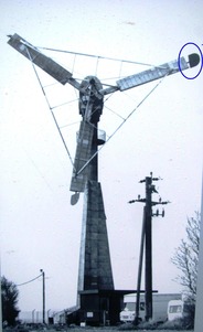 Větrná elektrárna u Gedseru (Dánsko), tzv. Gedserský mlýn (Gedsermollens). Na konci jednoho křídla je označen naklápěcí element tzv. stall regulace, sloužící jako brzda systému při překročení bezpečné rychlosti větru (zpravidla nad 20 m/s). (Foto archiv Elmus Bjaerringbro)