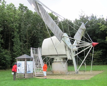 Gondola se dvěma listy větrné elektrárny od Gedseru ve venkovní expozici Muzea energetiky (Elmus) v Bjaerringbro (Dánsko). (Foto B. Koč)
