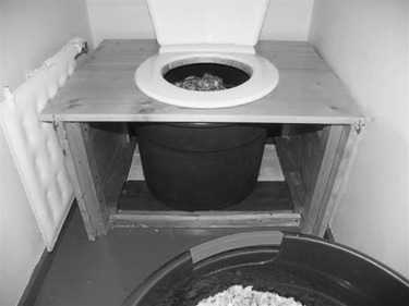 Obr. 5: Separan a kompostovac toalety (sofistikovan i jednoduch een)