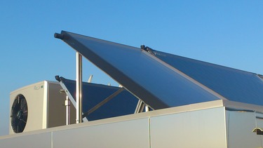Obr. Kolektory a tepelné čerpadlo REGULUS na střeše pavilonu