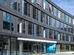 Fasdn systm budovy Aviatica s vykonzolovanmi modrmi vertiklnmi prvky