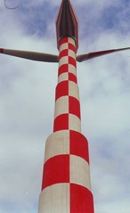 Pop-artový design větrné elektrárny podle návrhu Jana Utzona. (Foto B. Koč)