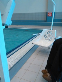 Obr. Nesprávně umístěný bazénový zvedák se sedátkem v nedostatečné výšce