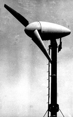 Větrná elektrárna s výkonem 35 kW u Bánova, 1988. Na fotografii je patrné zlomení příruby stožáru pod gondolou, způsobené větrnými turbulencemi na nevhodně zvolené lokalitě. (Foto B. Koč)